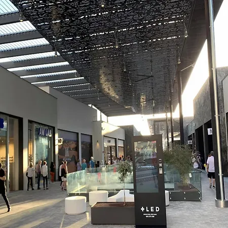 Modern Family Near The Pool With Private Jacuzzi